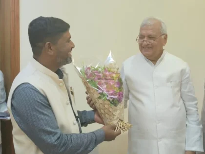 Suresh Jadhav with Honorable Arif Mohammad Khan - Ayurvedic Kansa Vati Foot Massager - Kansya Foot Massager - kansamassage.com